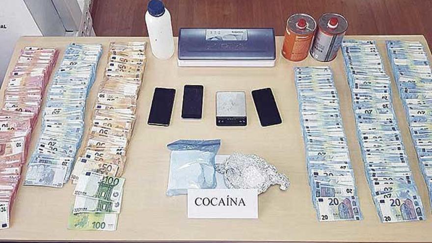 Imagen de la droga y del dinero interceptado por la PolicÃ­a.