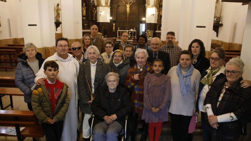 El párroco Eduardo Zulaiba, de blanco, junto a parte de los feligreses de Jove y La Calzada al término de la misa; entre ellos, María Luz Munuaga, a su derecha; Celia Munuaga, con abrigo de cuadros, y Luis Fernández Sánchez, tras ella con corbata; Montserrat Álvarez, primera por la derecha, y cogiéndola por el hombro Lena Mari Álvarez Latorre.