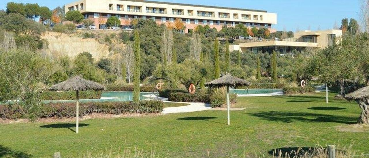 Vista del único hotel que se ha levantado en el complejo Marina Isla de Valdecañas.