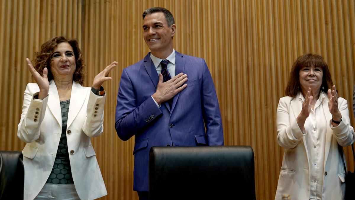 Pedro Sánchez, preside la reunión de diputados y senadores socialistas de la XIV legislatura.