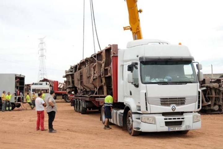 Treballs de retirada del tren descarrilat