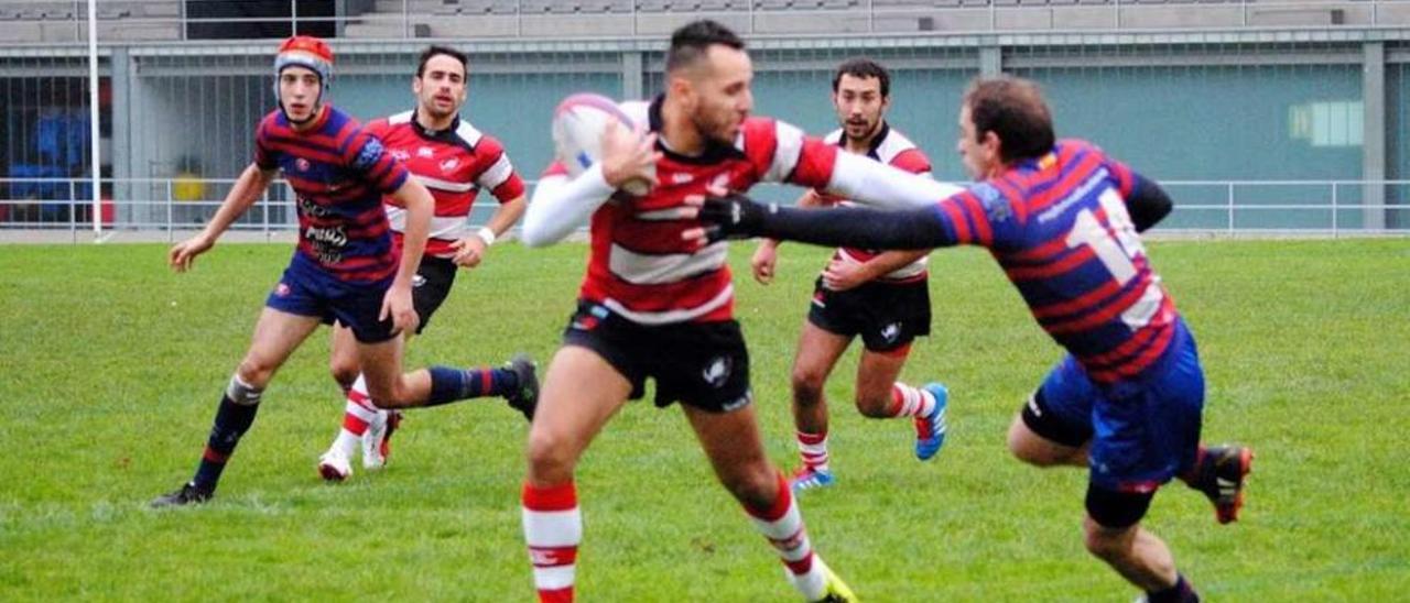 Un lance del partido entre el Mikes La Calzada y el Gijón Rugby.
