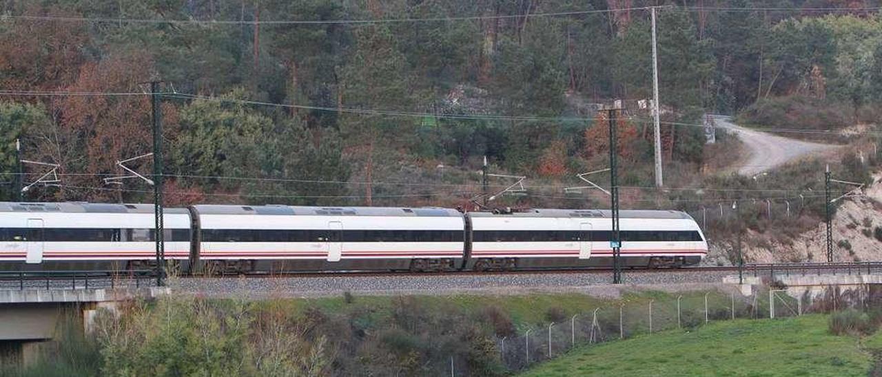 Circulación de un tren Avant por el tramo de Taboadela. // Iñaki Osorio