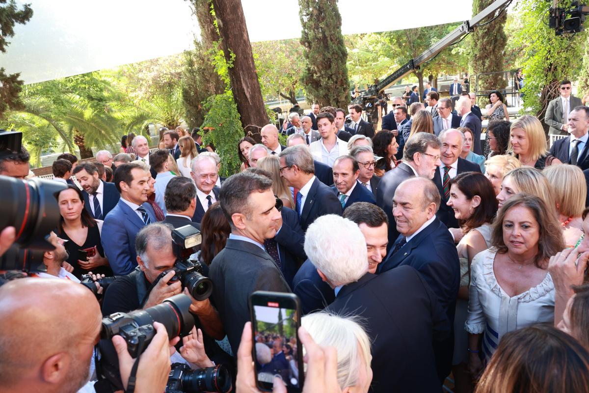 El presidente de la Junta de Andalucía, Juanma Moreno, abraza al presidente de Asaja-Andalucía, Ricardo Serra, junto al consejero en funciones de Agricultura, Pesca, Agua y Desarrollo Rural, Ramón Fernández-Pacheco, y la consejera en funciones de Sostenibilidad y Medio Ambiente, Catalina García.