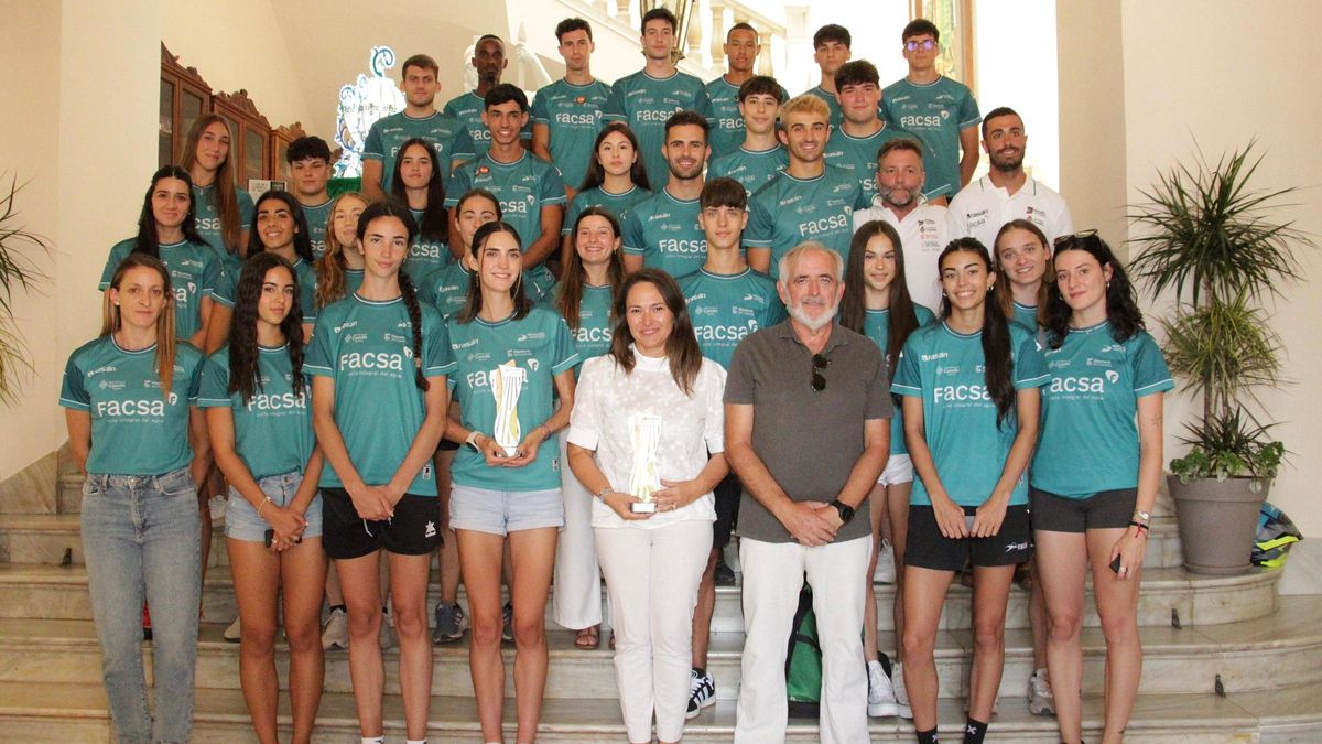 La recepción en el Ayuntamiento de Castellón de la concejala de Deportes, Maica Hurtado, a la delegación del Facsa Playas de Castellón.