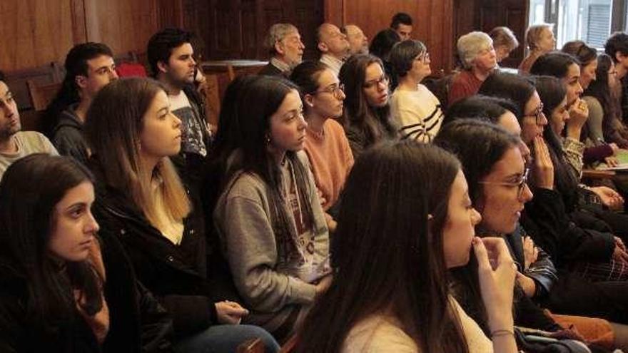 Alumnos del IES Aquis Celenis y el IES As Barxas, ayer, en el juicio en la Audiencia de Pontevedra. // S. A.