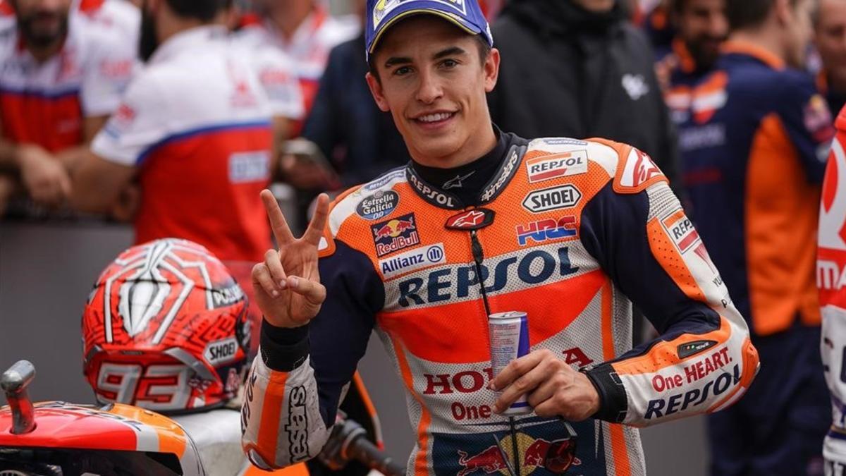 Marc Márquez (Honda) celebra así, hoy, en Alemania, su tercera 'pole' de la temporada.