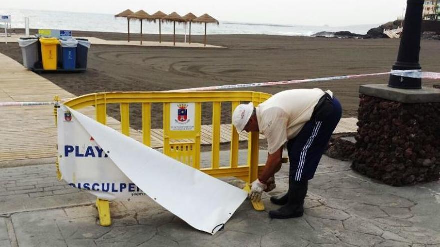 La playa de Melenara queda abierta parcialmente a los usuarios.