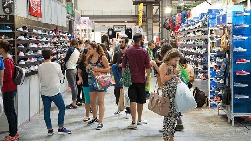 Torremolinos acoge una feria outlet con más de 30.000 artículos de moda -  La Opinión de Málaga