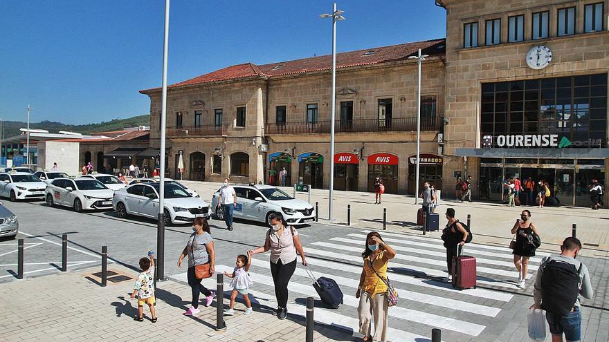 Problemas de tráfico y taxistas sin resguardo de la meteorología en la estación intermodal