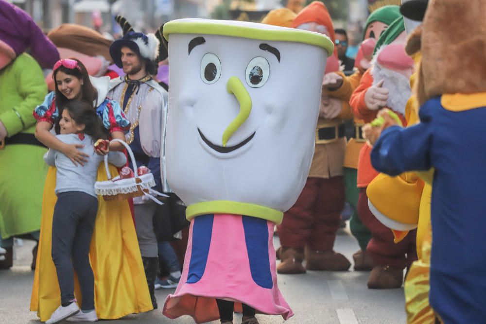 El Desfile Infantil recorrió la calle Ramón Gallud, en el centro de Torrevieja, en uno de los actos más populares de las fiestas patronales en honor a la Purísima