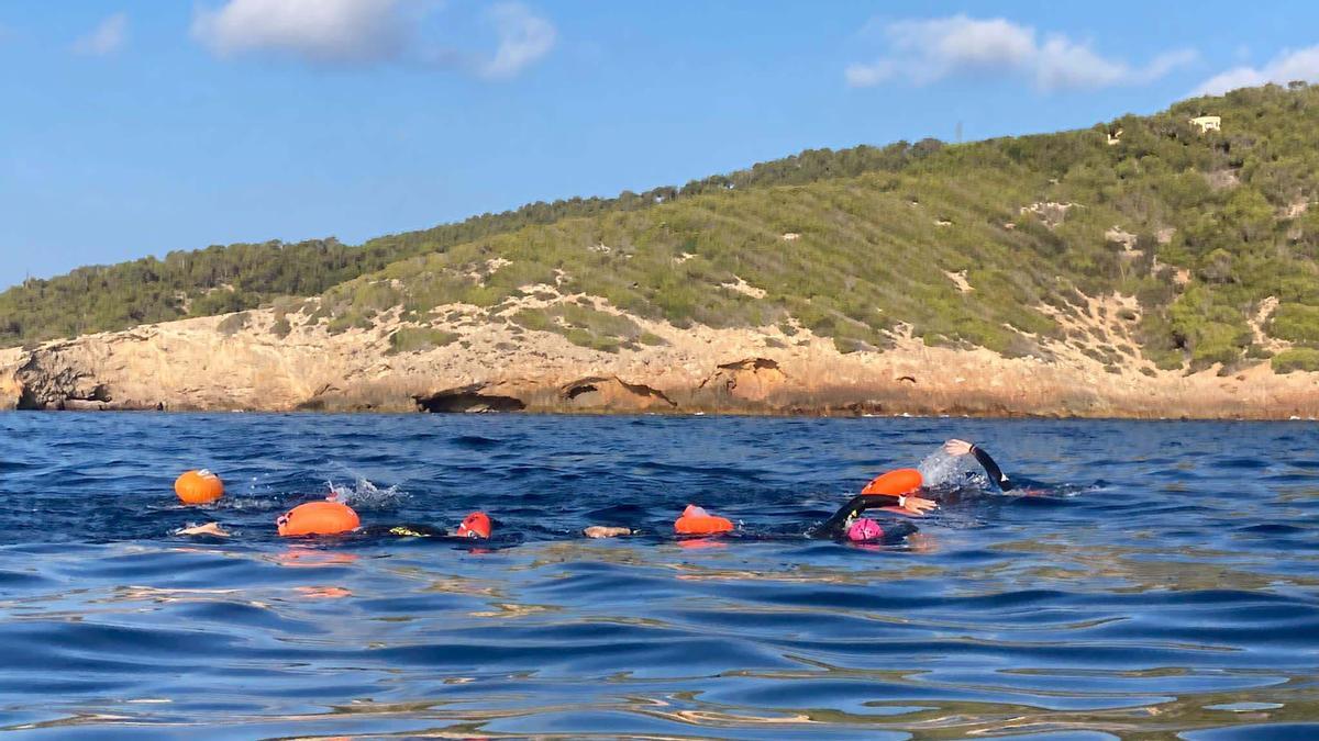 El paratriatleta Javier Vergara cumple con éxito su reto de 5km de natación por una causa benéfica