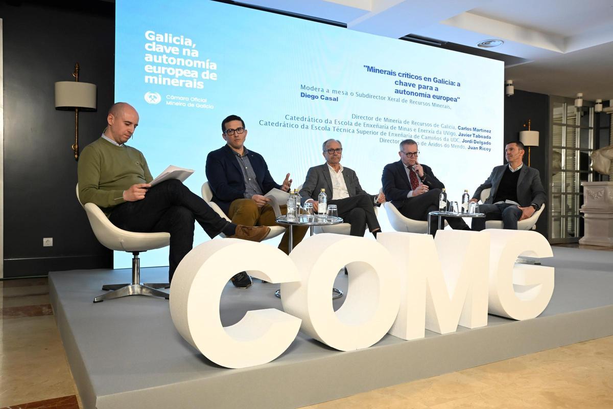 Mesa de debate en las jornadas de la Cámara Oficial Mineira de Galicia.