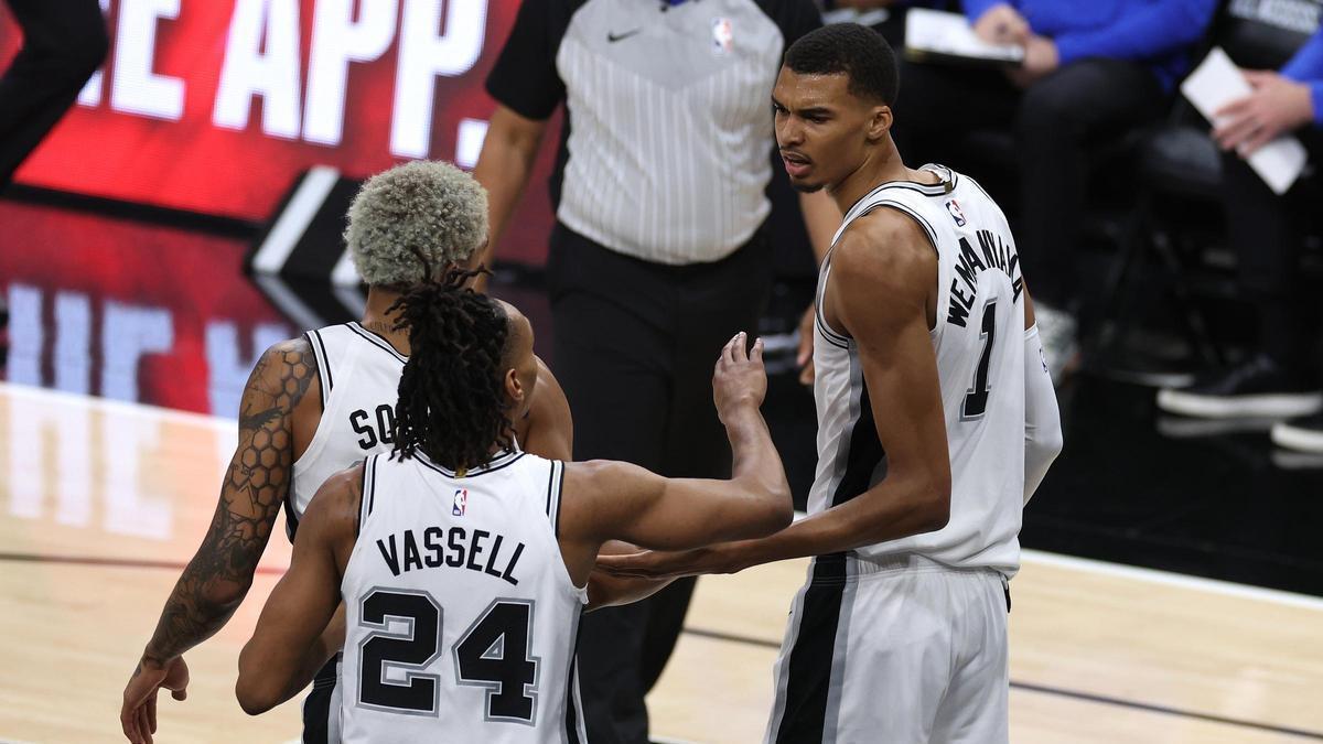San Antonio Spurs center Victor Wembanyama of France (R), San Antonio Spurs forward Jeremy Sochan (C), and San Antonio Spurs guard Devin Vassell (R) talk during the first half of an NBA game between the San Antonio Spurs and the Dallas Mavericks at the Frost Bank Center in San Antonio, Texas, USA, 25 October 2023. (Baloncesto, Francia) EFE/EPA/ADAM DAVIS SHUTTERSTOCK OUT