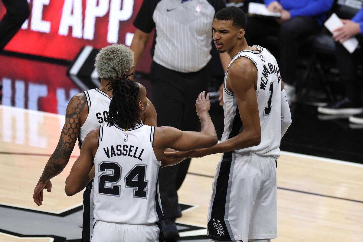 San Antonio Spurs center Victor Wembanyama of France (R), San Antonio Spurs forward Jeremy Sochan (C), and San Antonio Spurs guard Devin Vassell (R) talk during the first half of an NBA game between the San Antonio Spurs and the Dallas Mavericks at the Frost Bank Center in San Antonio, Texas, USA, 25 October 2023. (Baloncesto, Francia) EFE/EPA/ADAM DAVIS SHUTTERSTOCK OUT