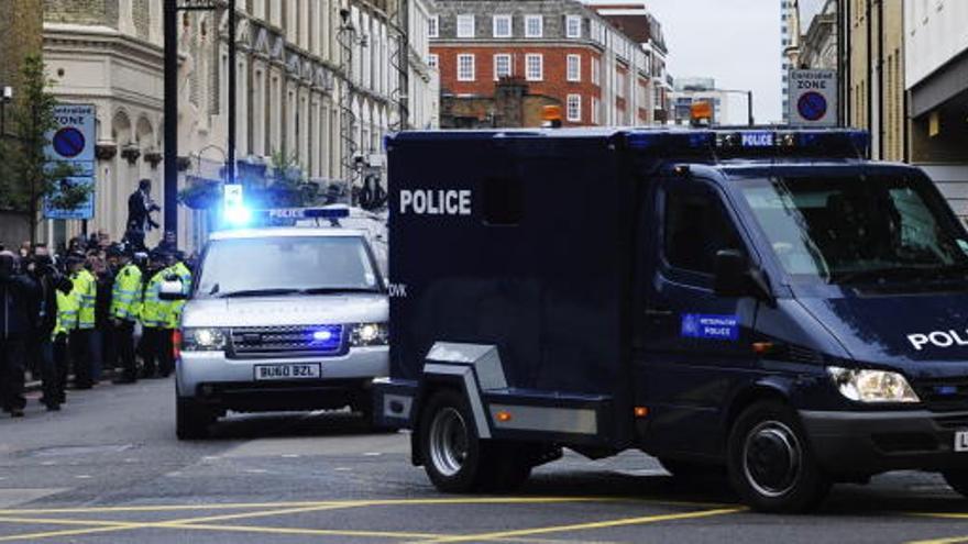 Uno de los acusados llega a los juzgados de Londres.