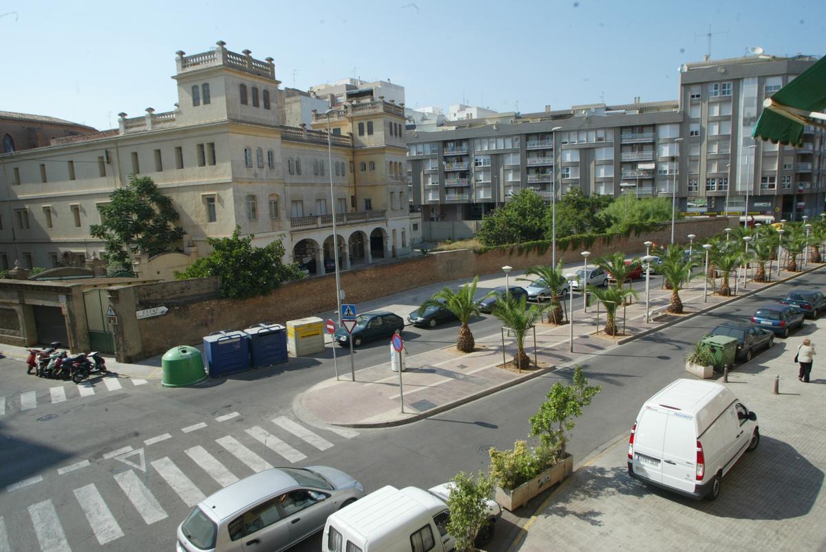 Imagen del convento y la valla que lo rodea, junto a la plaza del Primer Molí.