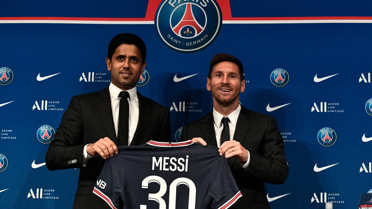Nasser Al-Khelaïfi, presidente del PSG, y Leo Messi durante su presentación como jugador del club parisino.