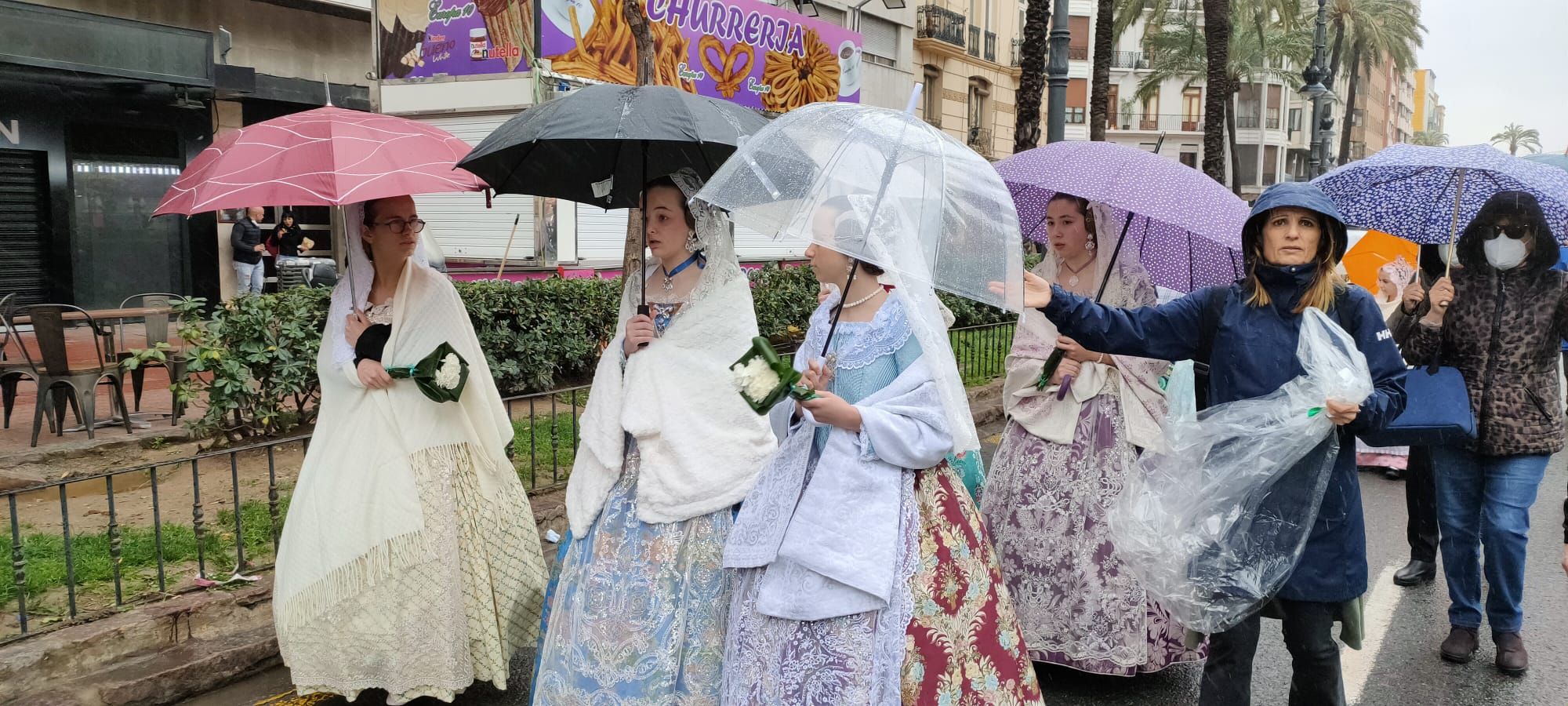 Desfile de chubasqueros y paraguas antes la Mare de Déu