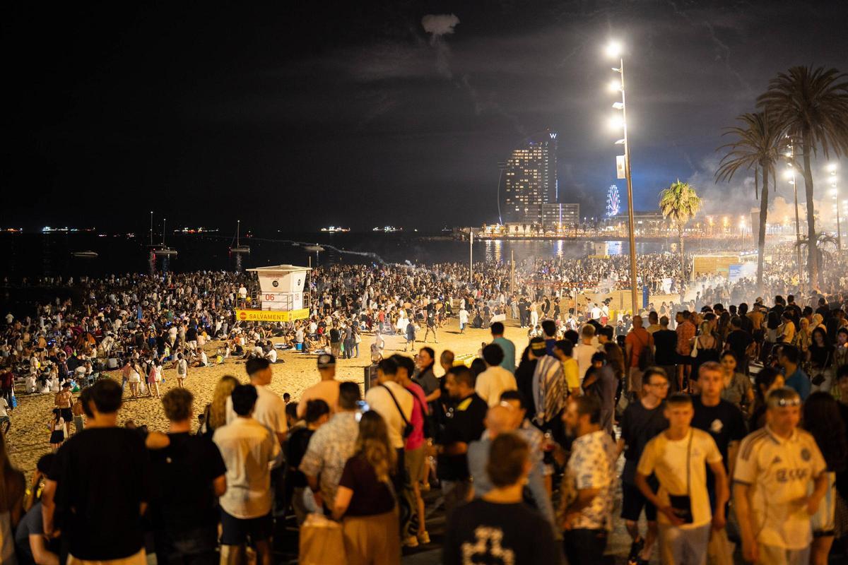 La playa de la Barceloneta llena para celebrar la noche de Sant Joan La playa de la Barceloneta llena para celebrar la noche de Sant Joan