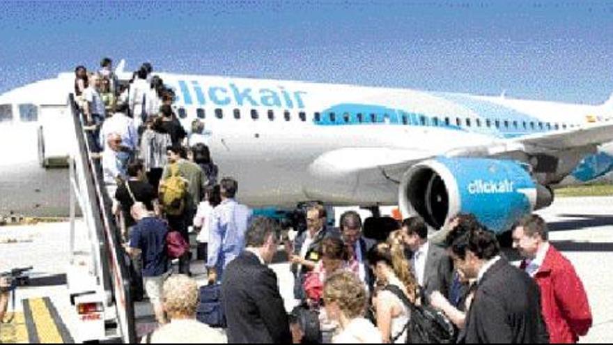 Los pasajeros suben al primer avión que conectó Vigo con Londres, ayer. / ricardo grobas