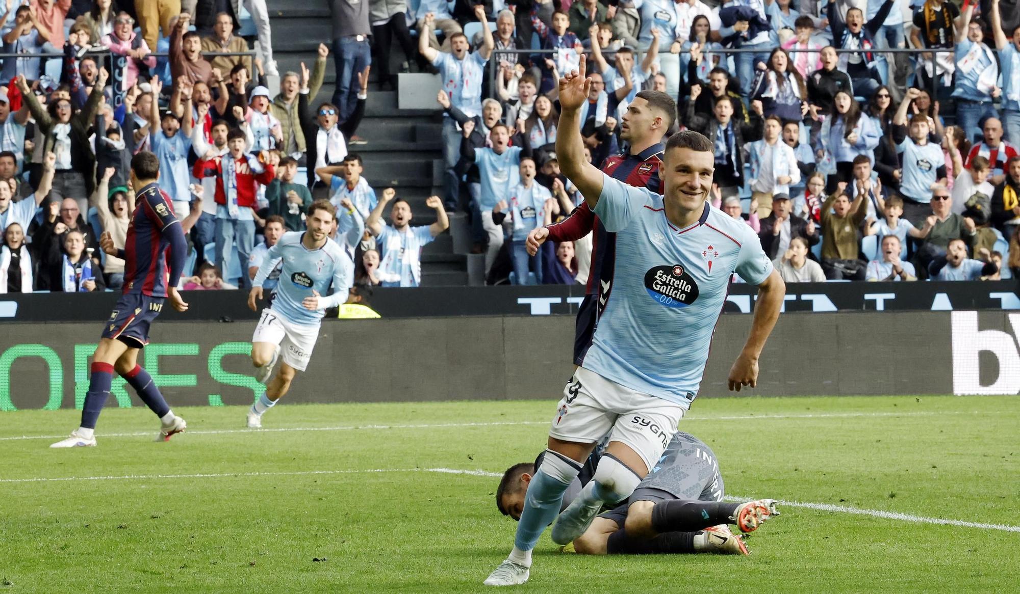Ferran Jutglà celebra su segundo gol ante el Levante en Balaídos.