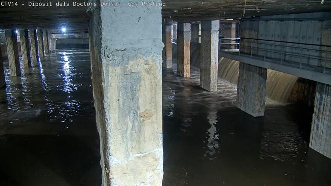 Así se ha llenado uno de los depósitos pluviales de Barcelona durante el diluvio