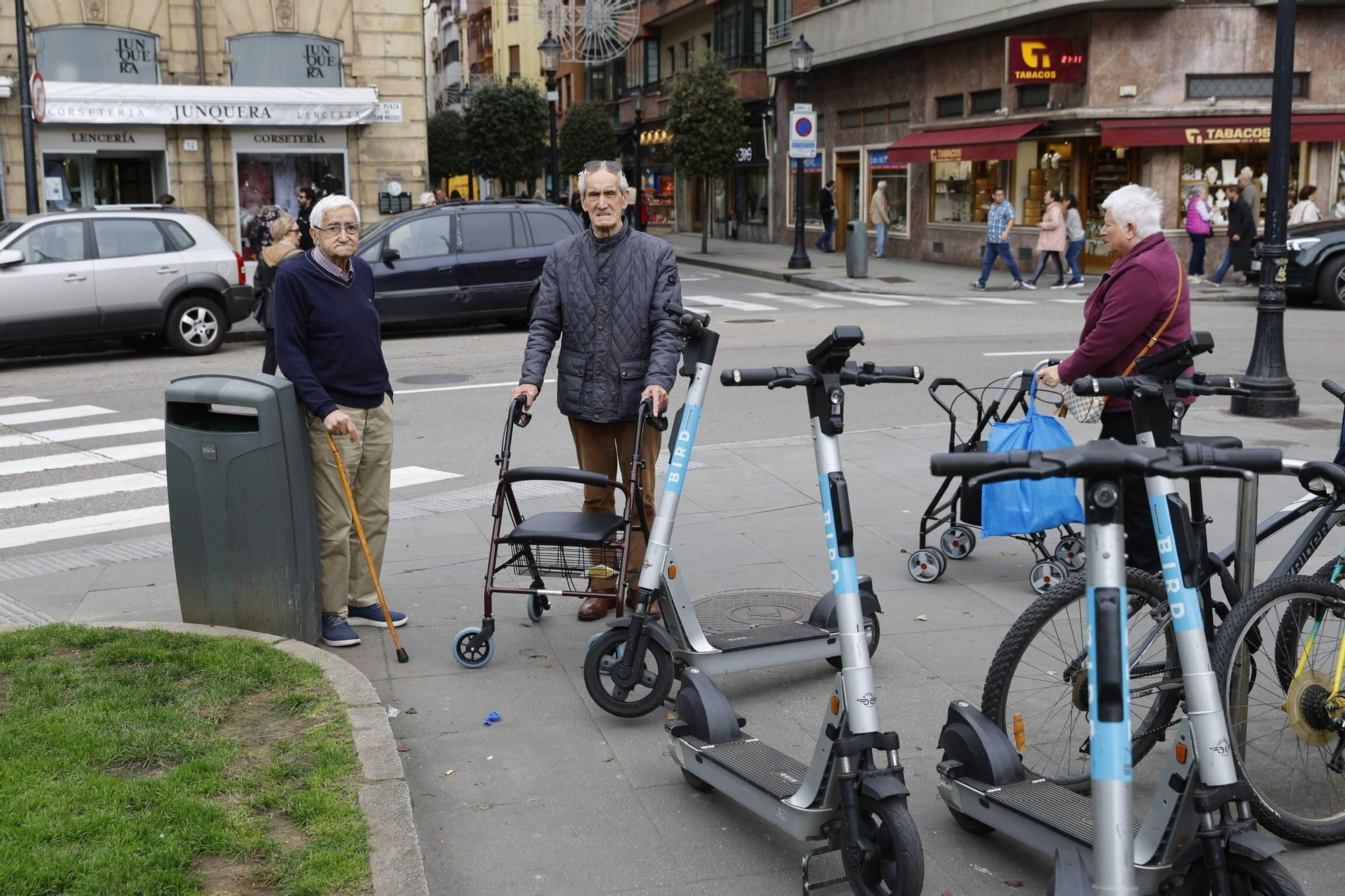 Los patinetes eléctricos aparcan el "civismo" en Gijón (en imágenes)