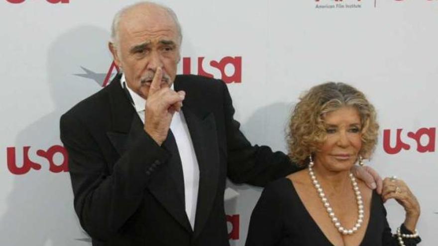 El actor escocés Sean Connery y su mujer.