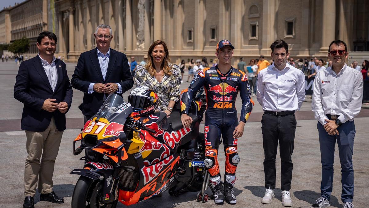 Blasco, segundo por la izquierda, junto a la alcaldesa de Zaragoza Natalia Chueca, el piloto de MotoGP Pedro Acosta y Carlos Ezpeleta, segundo por la derecha, en la Plaza del Pilar.