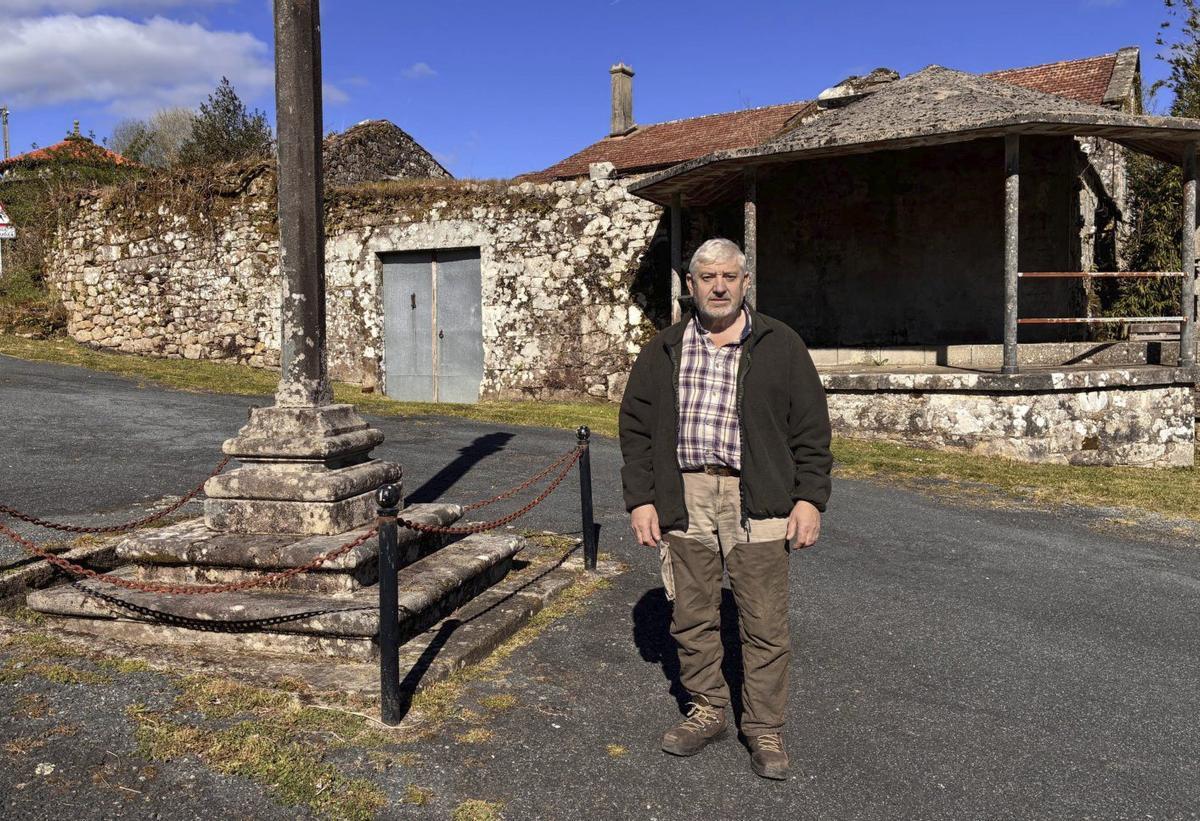 Jose Luís Rivas, membro fundador da peña O Colmillo, no campo da festa de Ribela. | BERNABÉ