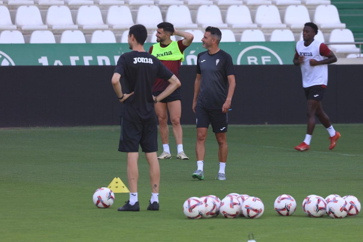 Iván Ania sigue el trabajo de sus pupilos durante una sesión en El Arcángel.