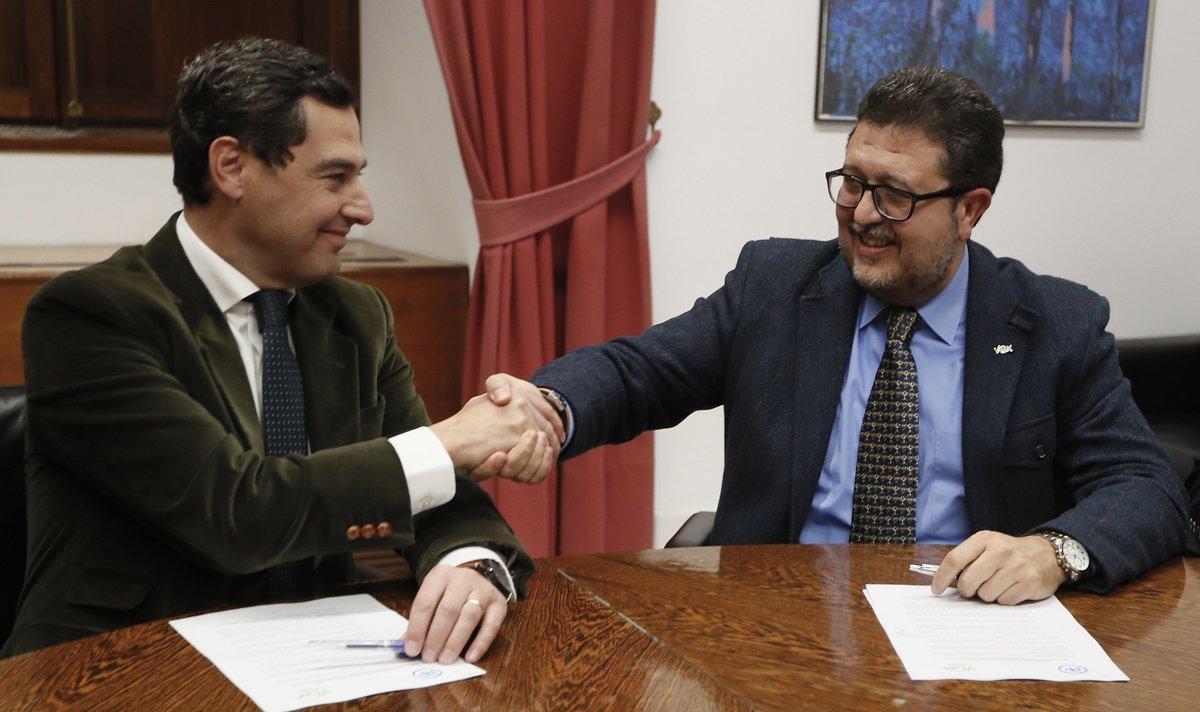 GRAF6368. SEVILLA. 02/01/2019.- El presidente del PP-A, Juanma Moreno (i), estrecha la mano con el líder andaluz de Vox, Francisco Serrano, esta tarde durante una reunión en el Parlamento de Andalucía donde han cerrado un acuerdo para permitir la investidura del candidato popular como presidente de la Junta de Andalucía.EFE/Jose Manuel Vidal.