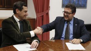 GRAF6368. SEVILLA. 02/01/2019.- El presidente del PP-A, Juanma Moreno (i), estrecha la mano con el líder andaluz de Vox, Francisco Serrano, esta tarde durante una reunión en el Parlamento de Andalucía donde han cerrado un acuerdo para permitir la investidura del candidato popular como presidente de la Junta de Andalucía.EFE/Jose Manuel Vidal.