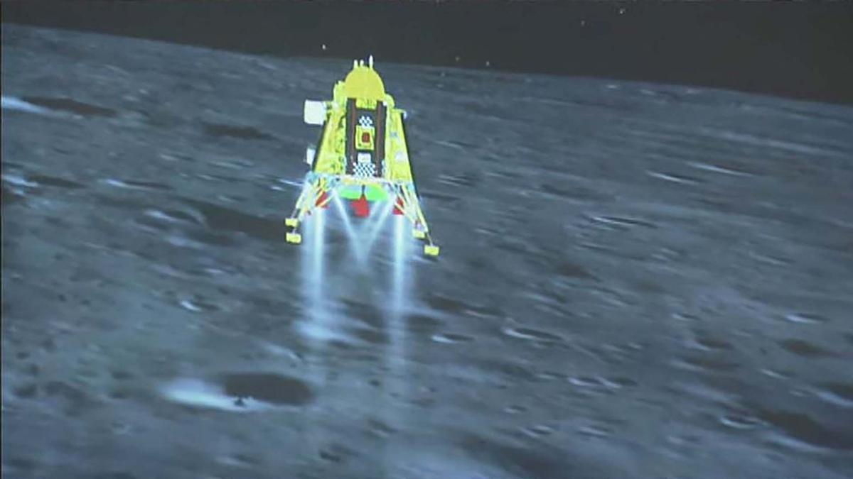Alunizaje de la nave indianChandrayaan-3 en el polo sur lunar.