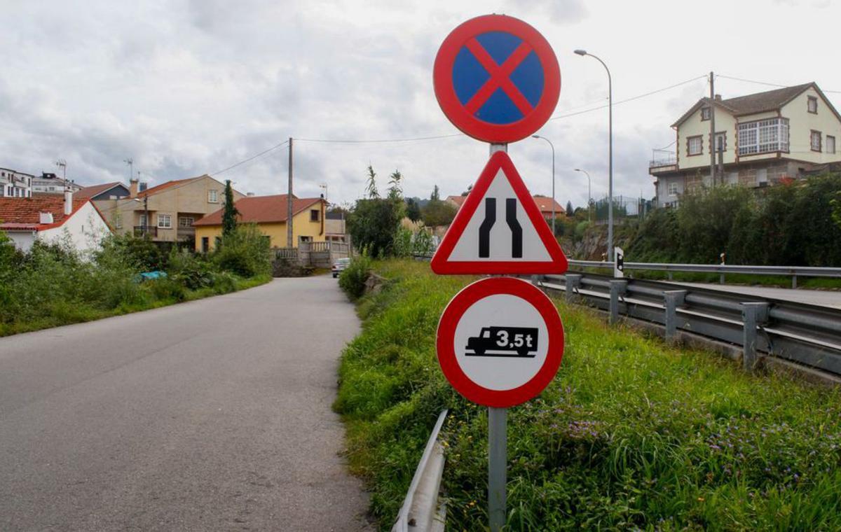 Más de 200.000 euros para satisfacer una antigua demanda
La calle Fernández Flórez es utilizada por muchas personas para acceder al populoso barrio de O Piñeiriño desde la rotonda del puerto. El Concello ya ha solicitado una subvención provincial para ensanchar este vial a un mínimo de cinco metros y dotarlo de aceras. Para ello varios propietarios tuvieron que realizar cesiones de sus terrenos. La calle será de sentido único. | IÑAKI ABELLA