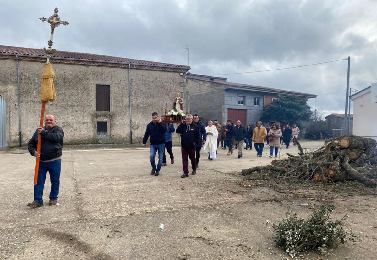 Procesión por las calles de Brandilaes. | Ch. S.