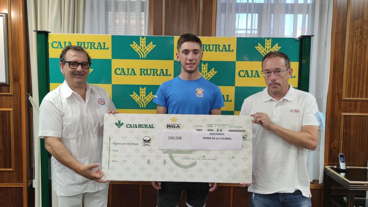 El Globalia Artes Gráficas-Zamora Enamora hace entrega de 500 euros en Caja Rural para los afectados por los incendios.