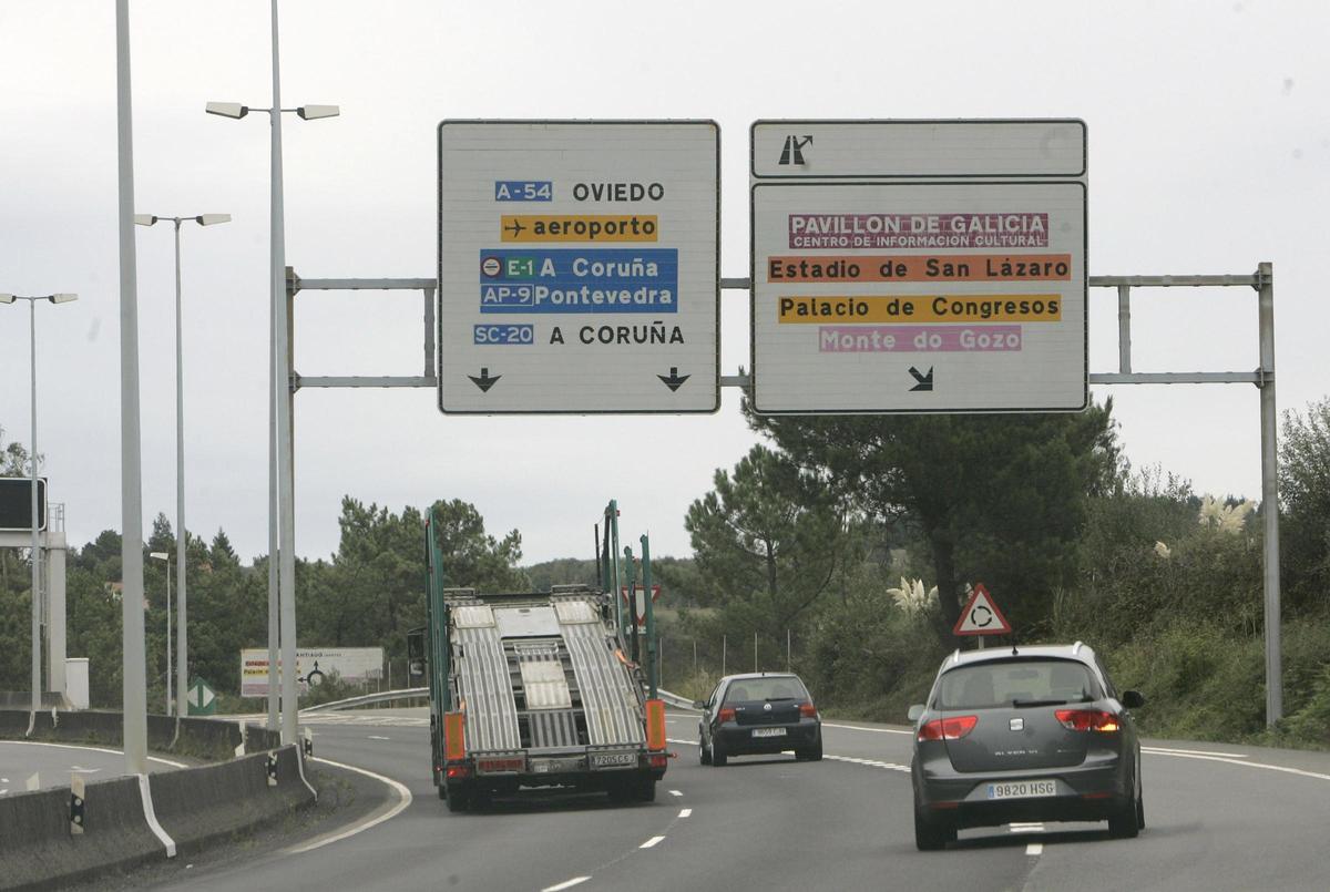 Carteles indicadores nas aforas de Santiago.