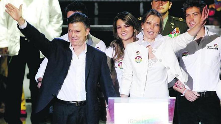 Juan Manuel Santos y su esposa, María Clemencia, saludando a sus seguidores.