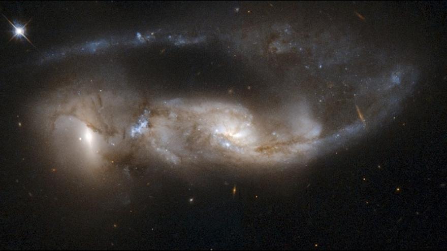 La NASA y la Agencia Espacial Europea (ESA) han hecho públicas hoy en Internet 59 fotos espectaculares de la &quot;guerra&quot; que libran las galaxias en el Universo, con motivo del 18 aniversario de la puesta en órbita del telescopio espacial &quot;Hubble&quot; el 24 de abril de 1990.