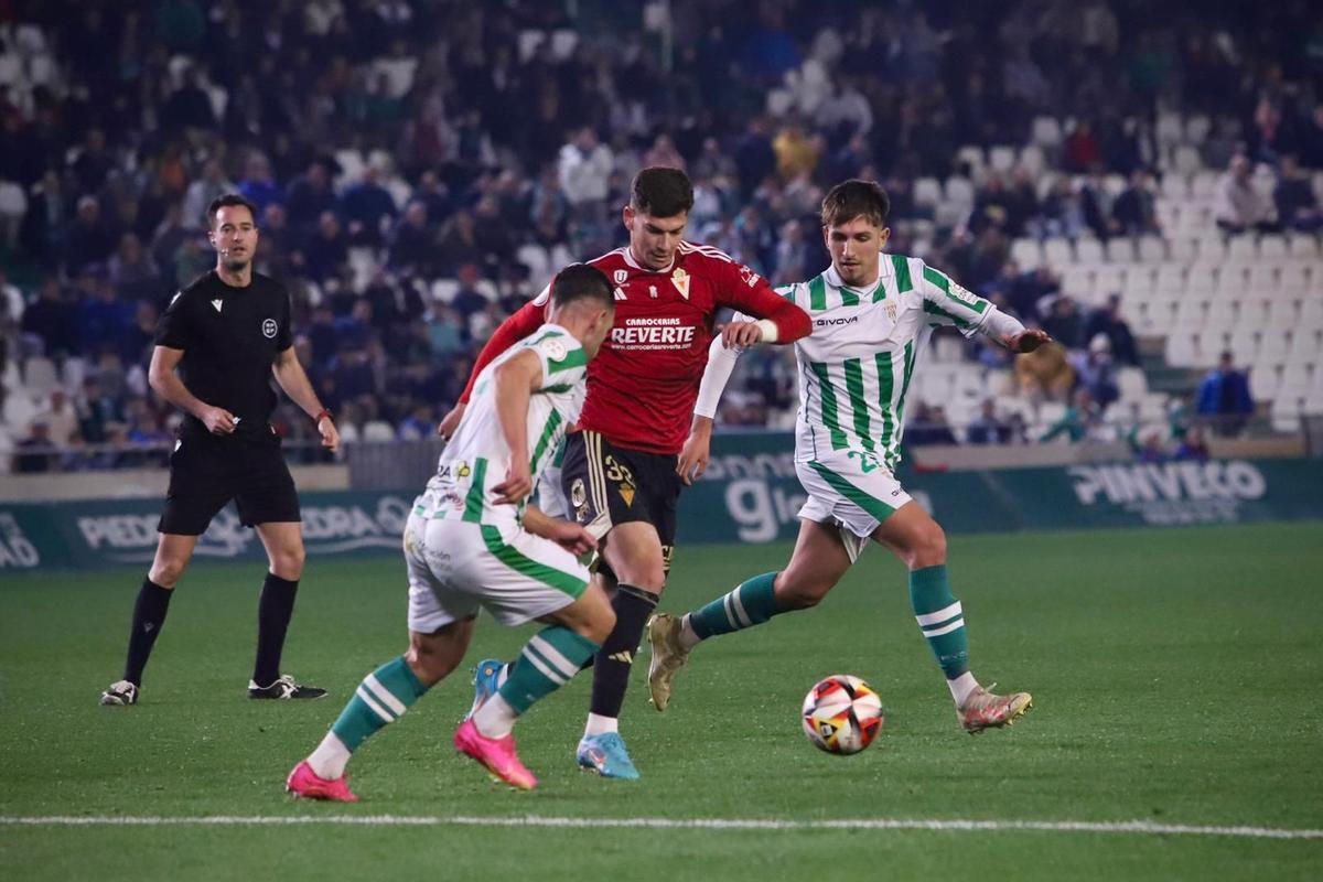 Mati Barboza y Kike Márquez presionan a un rival durante el encuentro ante el Real Murcia.