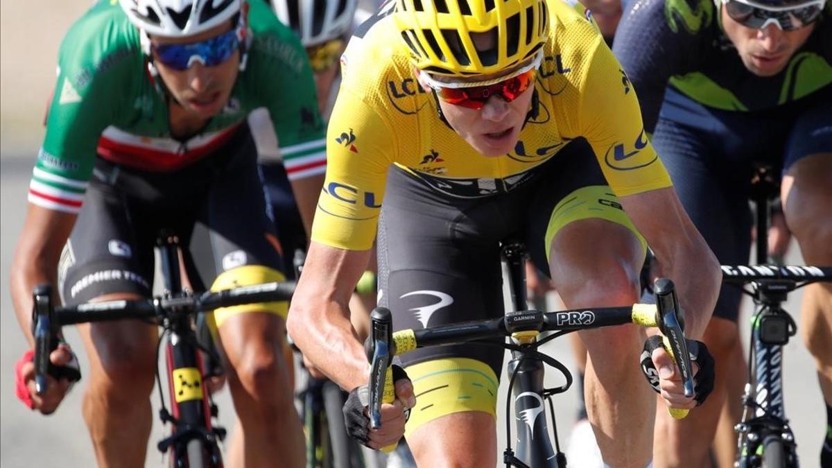 Chris Froome, al frente del pelotón y perseguido por Fabio Aru