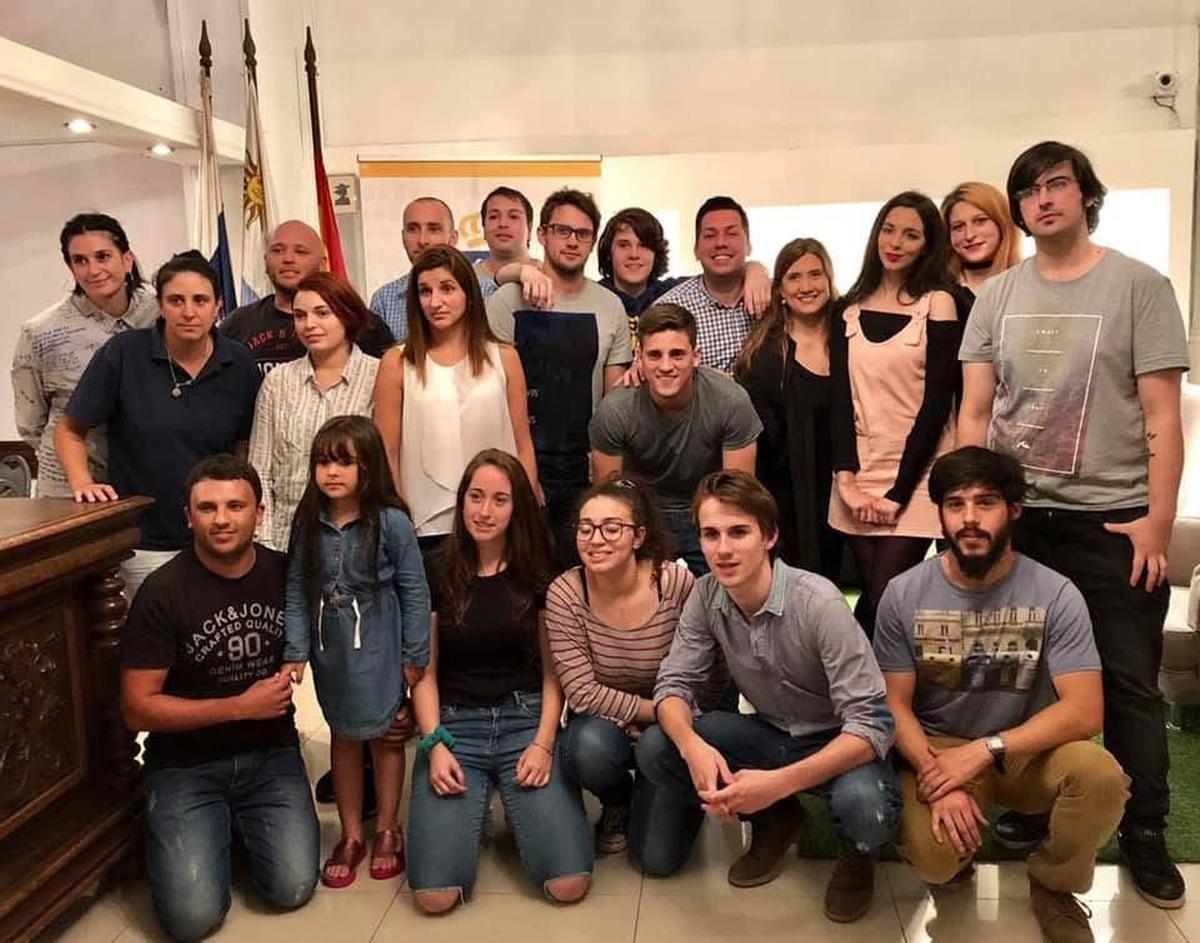 El director general de Emigración, José Téllez, junto a un grupo de jóvenes descendientes de la diáspora canaria.
