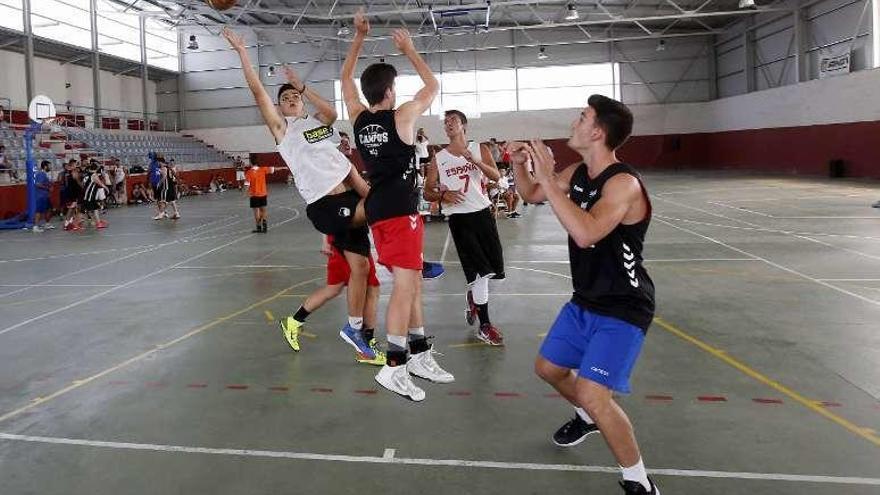 Un torneo de baloncesto en el Pabellón de Moraña. // G. Santos