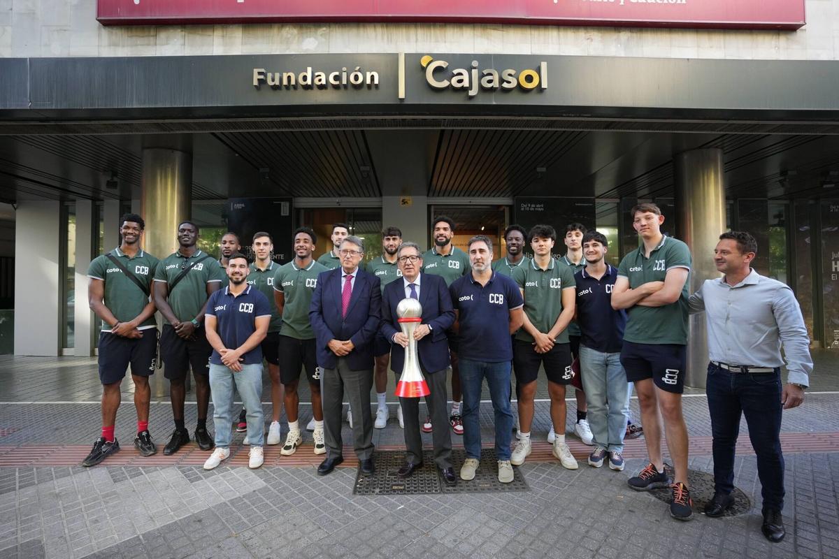 La primera jornada de las visitas institucionales del Coto Córdoba tras el ascenso, en imágenes