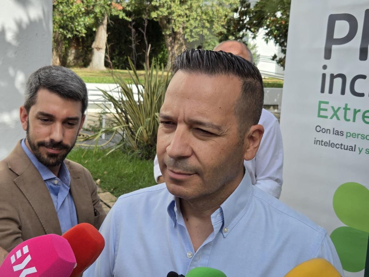 El vicepresidente y consejero de Desregulación, Servicios Sociales y Familia, Óscar Fernández Calle, en declaraciones a los medios este miércoles en Badajoz