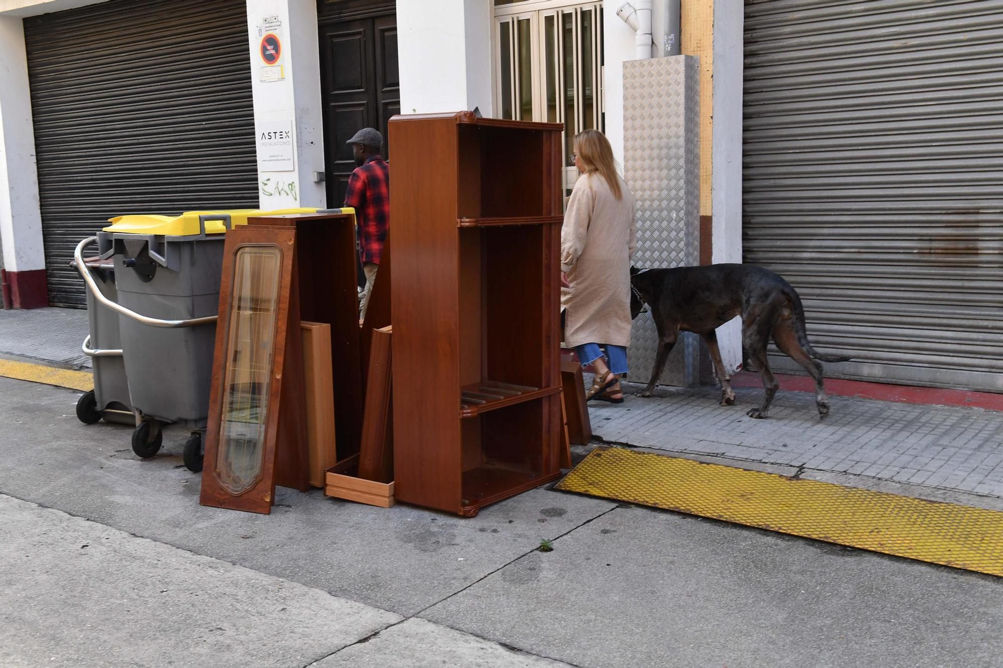 El incivismo hace de la calle un vertedero de muebles