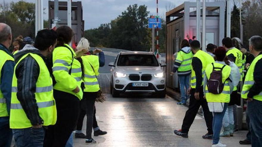 Els transportistes francesos aixequen les barreres dels peatges a la Catalunya Nord