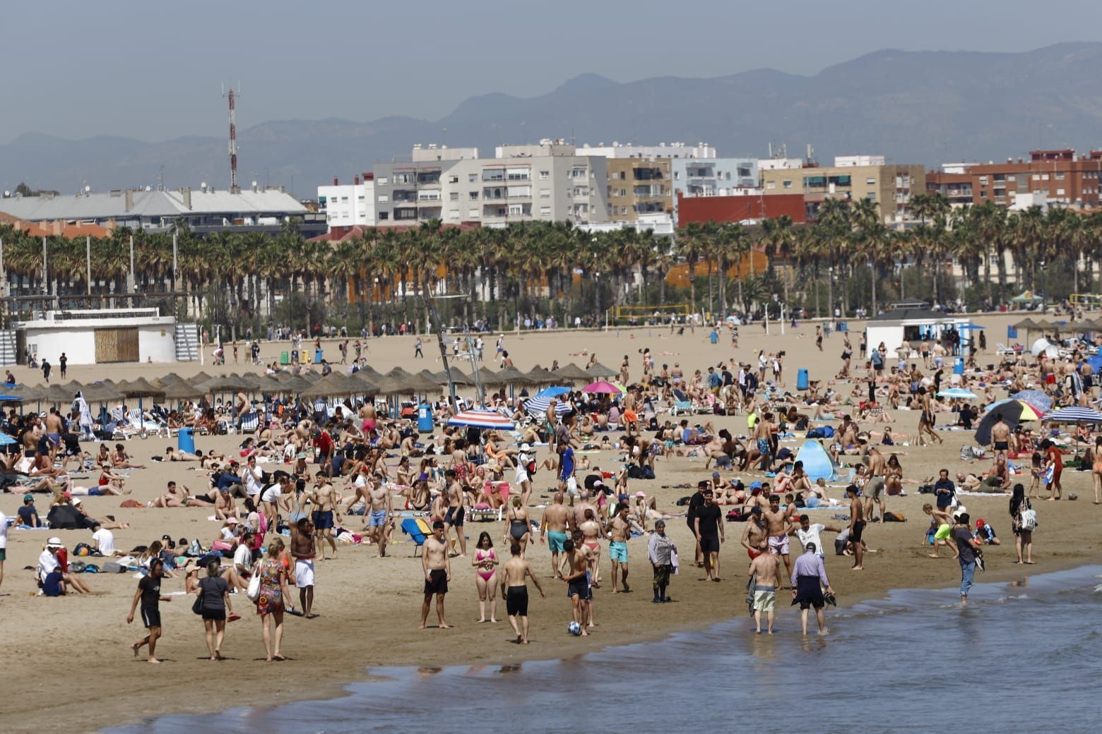 La lengua calor llena la playa y deja una estampa veraniega